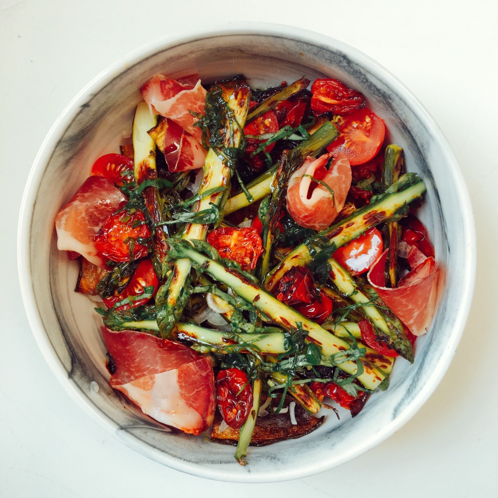 marcel-à-table-asperges-vertes-tomates-confites-coppa