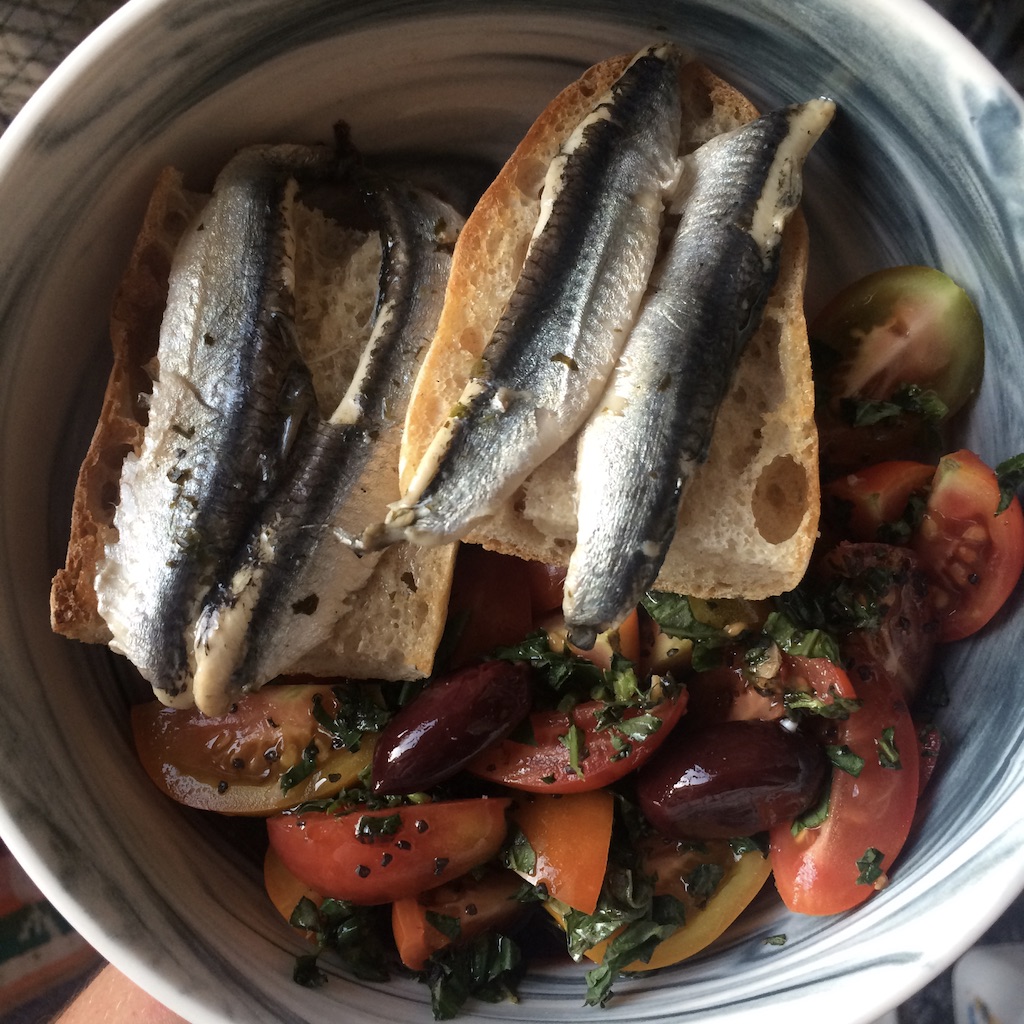 salade-tomates-olives-kalamata-anchois