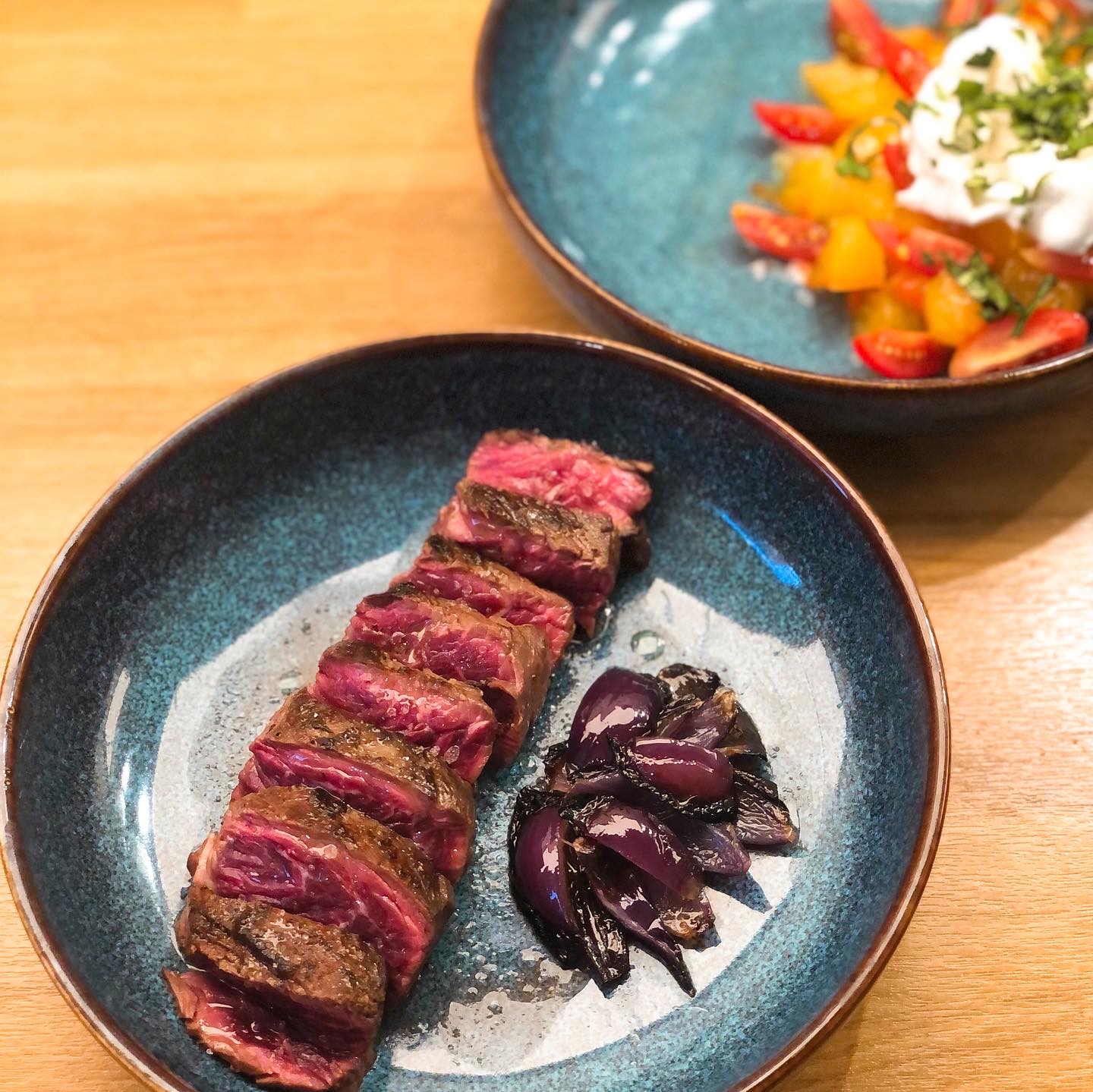 ongletdeboeuf,échalottes,tomates,bufala